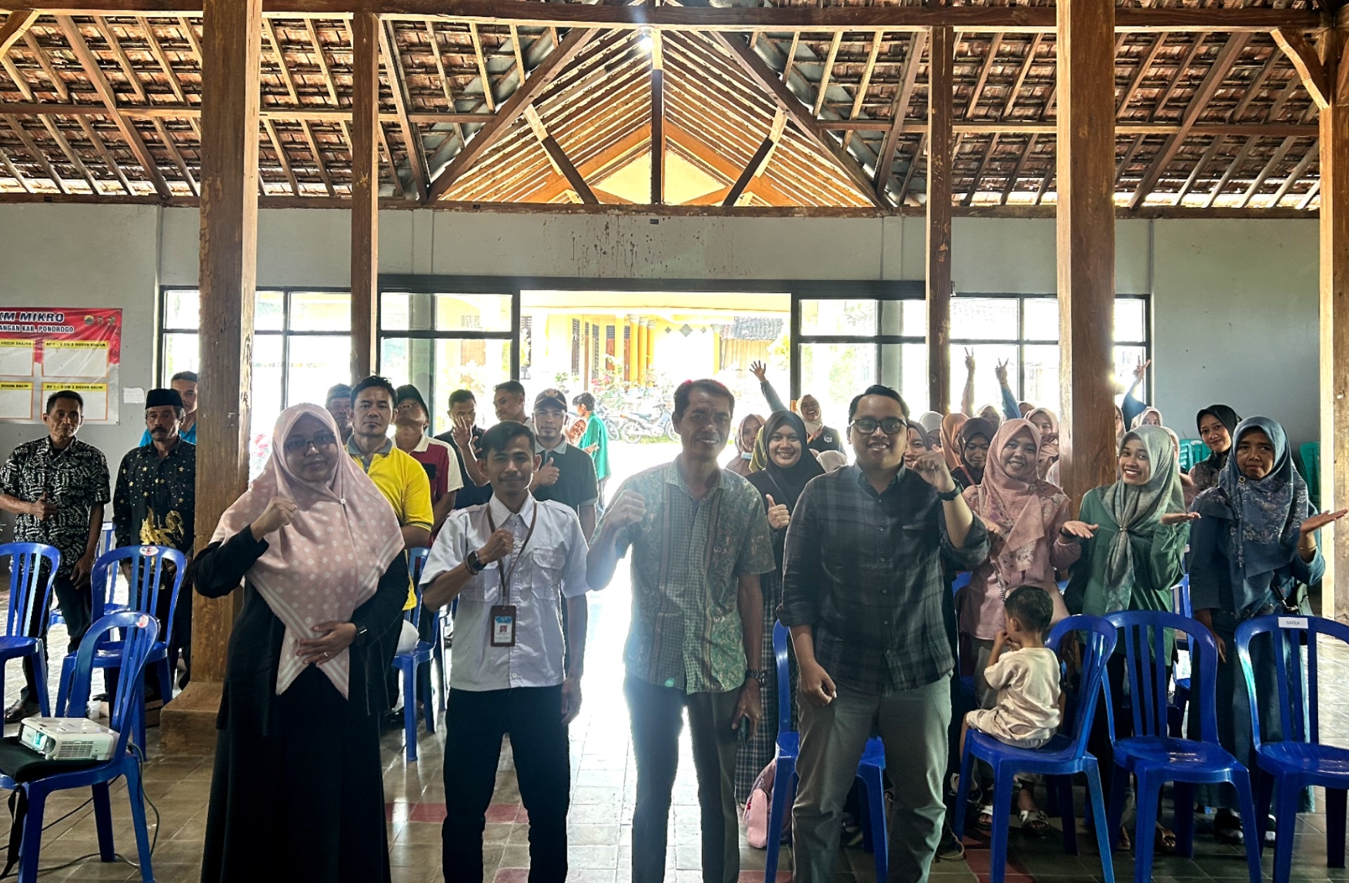 Foto bersama nara sumber dan peserta Sosialisasi Pengelolaan Sampah yang diselenggarakan di Balai Desa Wates, Kecamatan Jenangan, Kabupaten Ponorogo, pada Sabtu (1/8/2026).